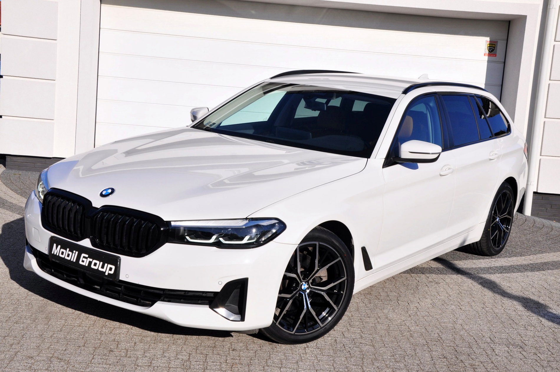 BMW 520D xDrive Touring 190 KM - obrazek 3