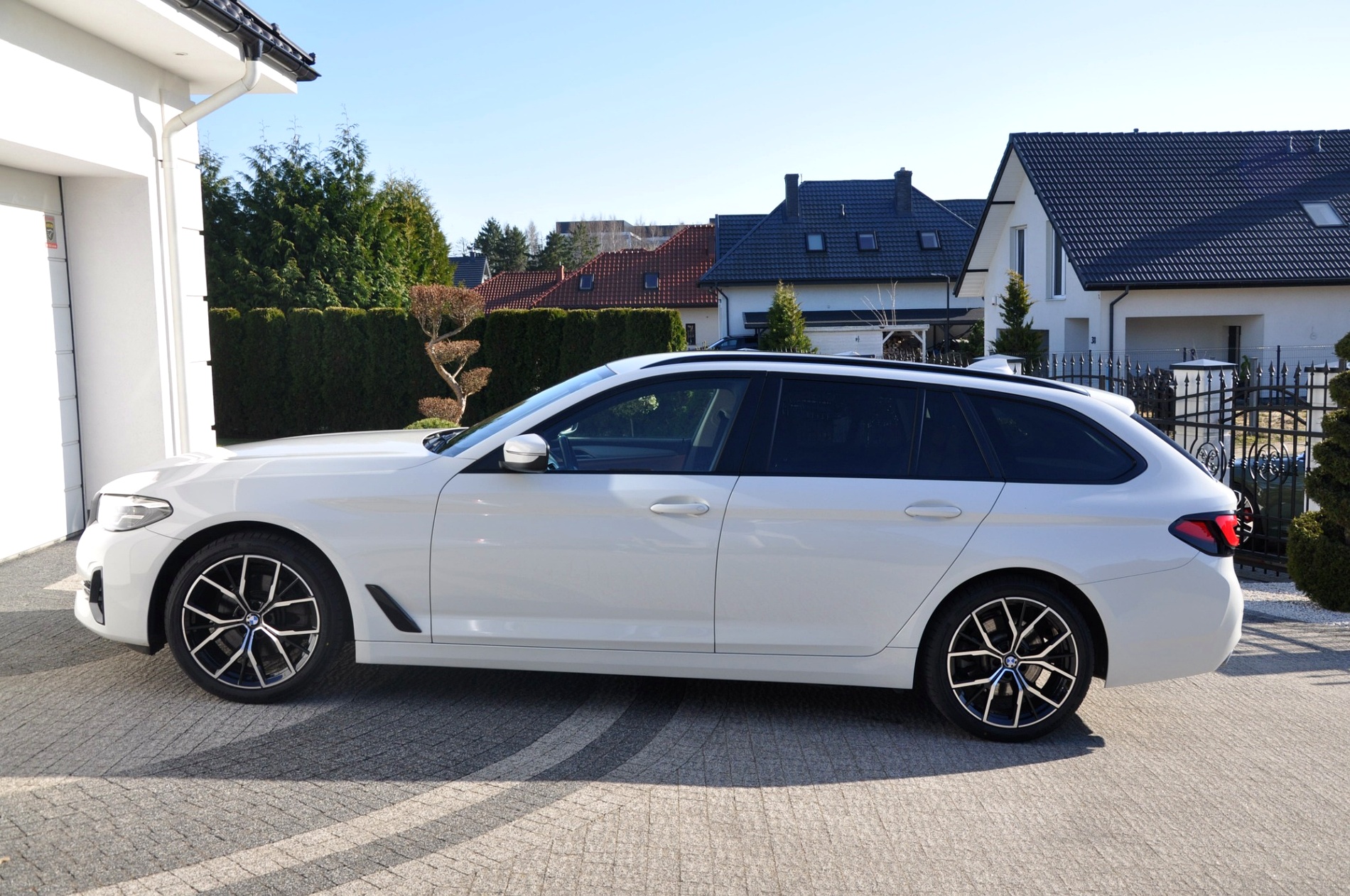 BMW 520D xDrive Touring 190 KM - obrazek 7